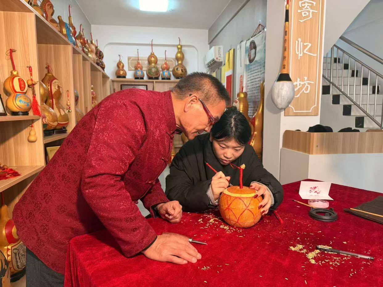 清真寺社羣開展“非遺在社羣”葫蘆雕刻體驗活動