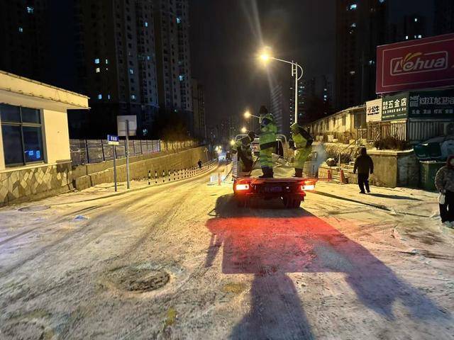 戰風雪清道忙，保潔保暢兩不誤！城市美容師凌晨在行動