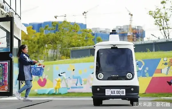 今年春節無人車接力快遞小哥“站崗”