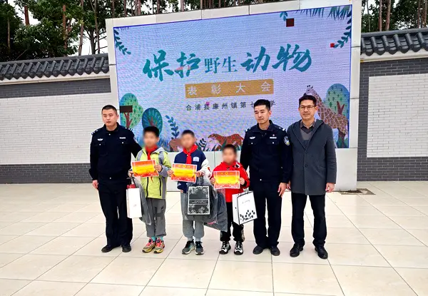 6名小學生救助保護動物 警方進校園頒獎表彰