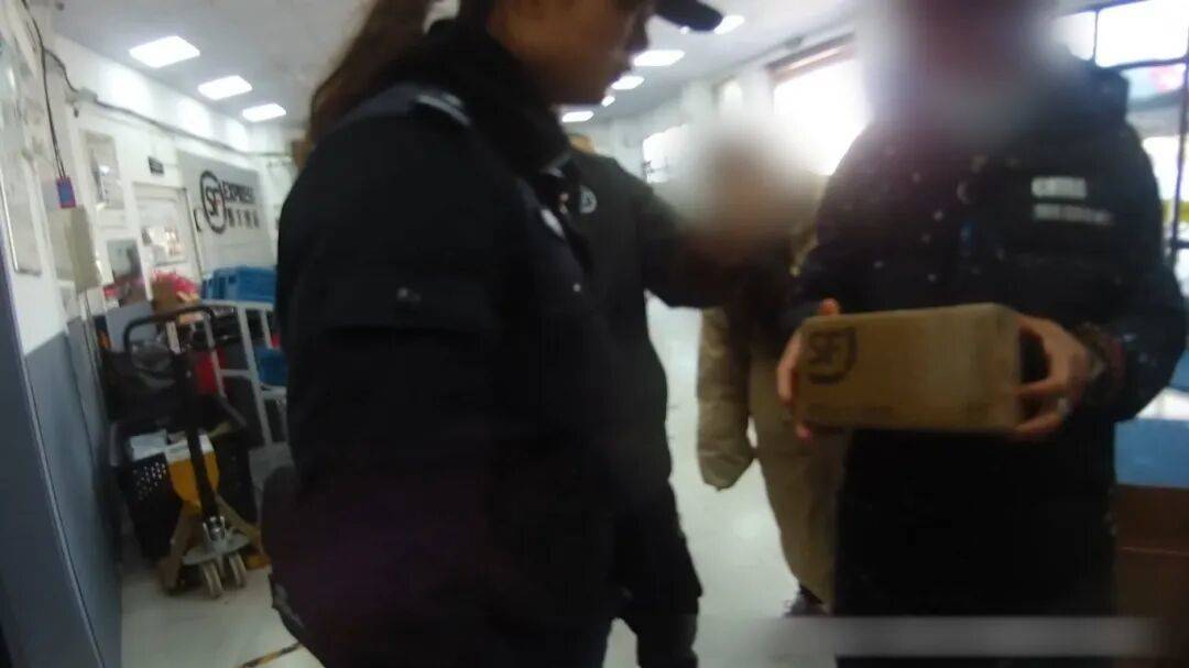 “警”急攔截60克黃金快遞！