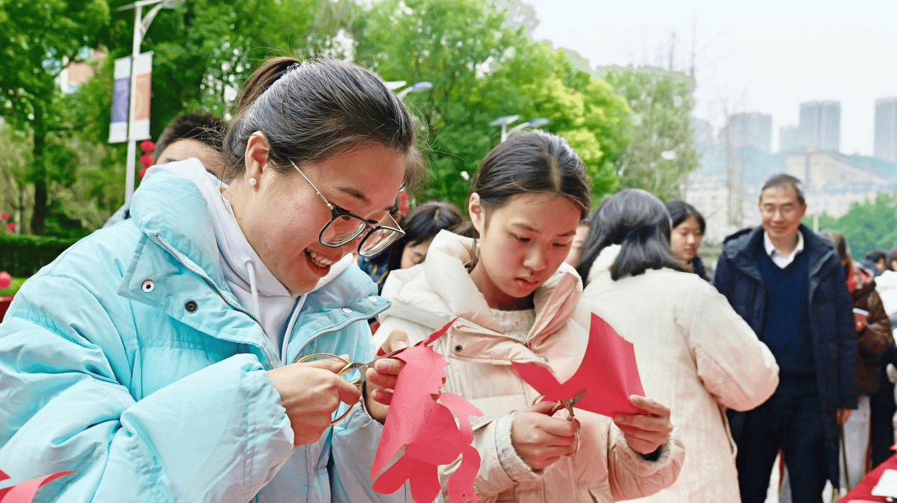 揮毫剪紙猜燈謎，兩江育才中學新春活動有滋有味