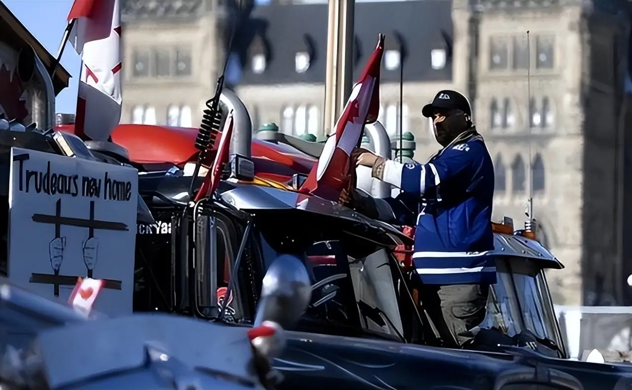 原創美國22州進入緊急狀態！居民湧入超市搶空貨架，中國領館緊急提醒