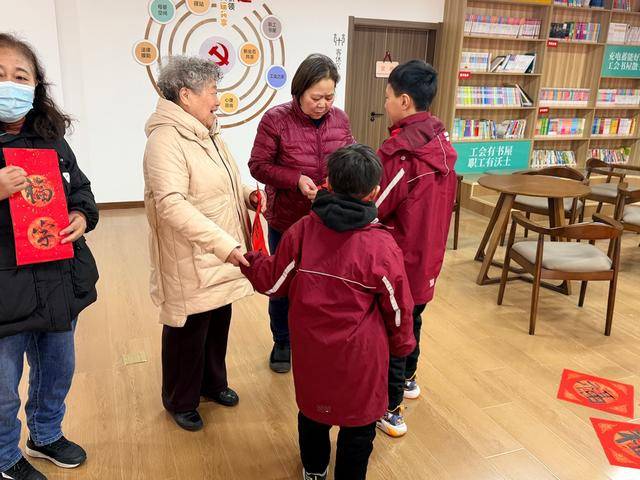 鄭州市二七區京廣路小學“小小書法家”把祝福送給普通民眾