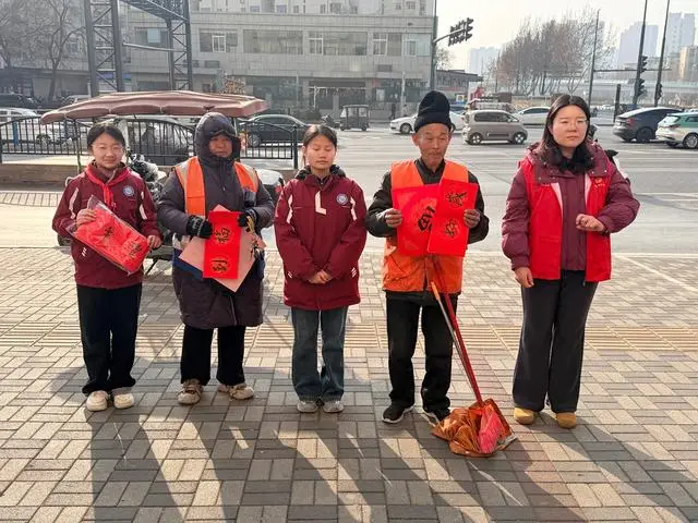 鄭州市二七區京廣路小學“小小書法家”把祝福送給普通民眾