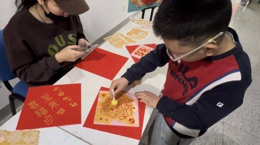 圖書館裡過大年丨嶗山區圖書館“山海年味·書香市集”迎新春年俗文化市集熱鬧開市