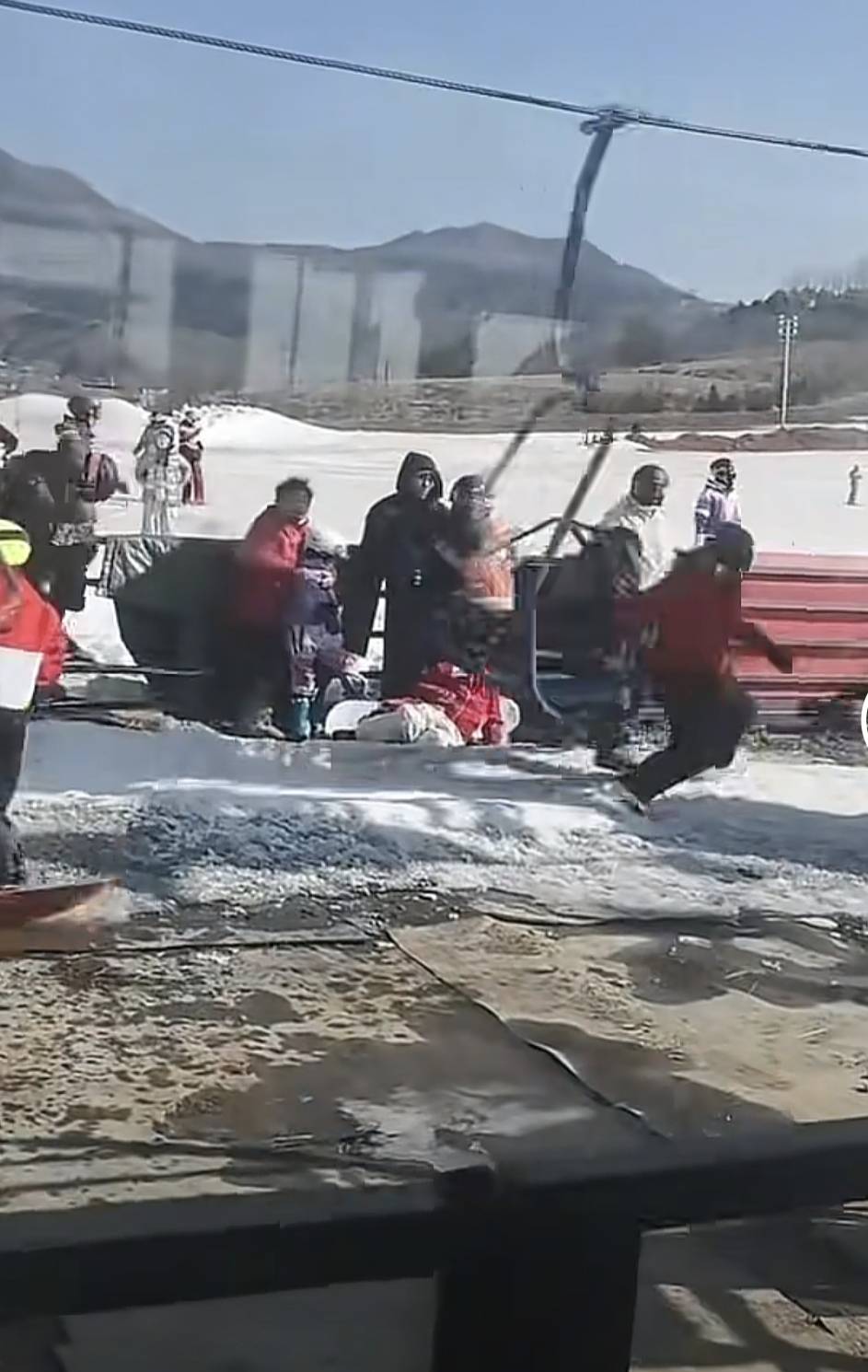 遼陽一滑雪場纜車突然快速倒行，遊客緊急跳下避險，雪場：索道故障，目前正在維修