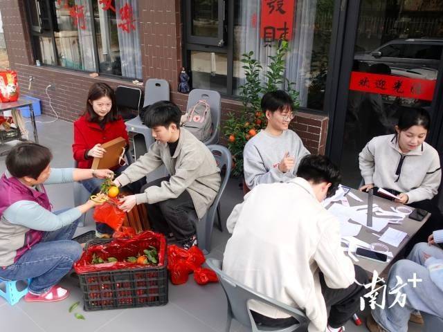 “00後”大學生回鄉接棒辦“村晚”