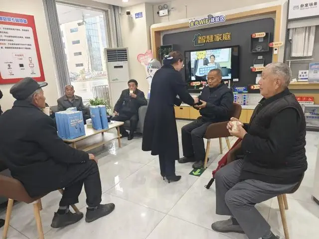 信陽電信愛心翼站開展“關愛城市美容師 暖心講座”活動