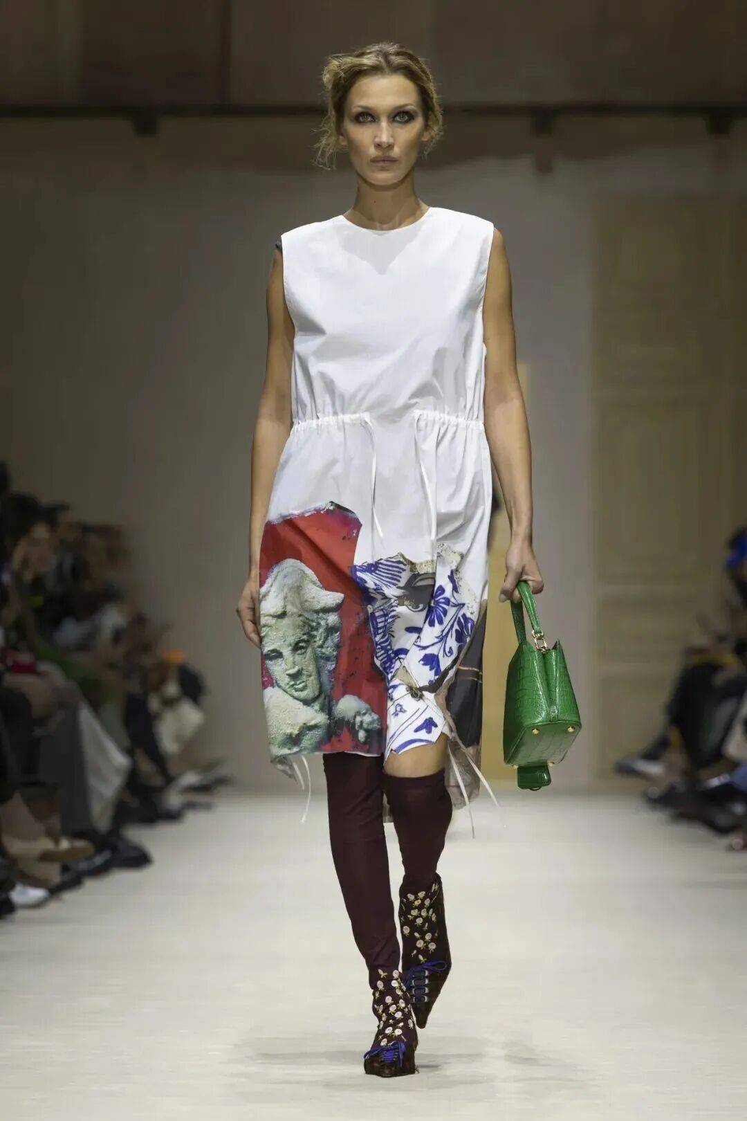 十五位女性，六十套造型，Prada 如何理解穿著