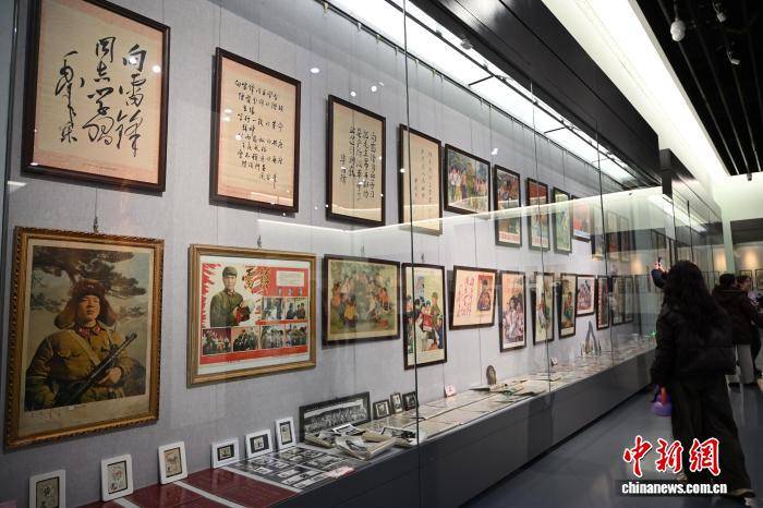 學雷鋒紀念日：約3000件雷鋒主題收藏亮相內蒙古美術館