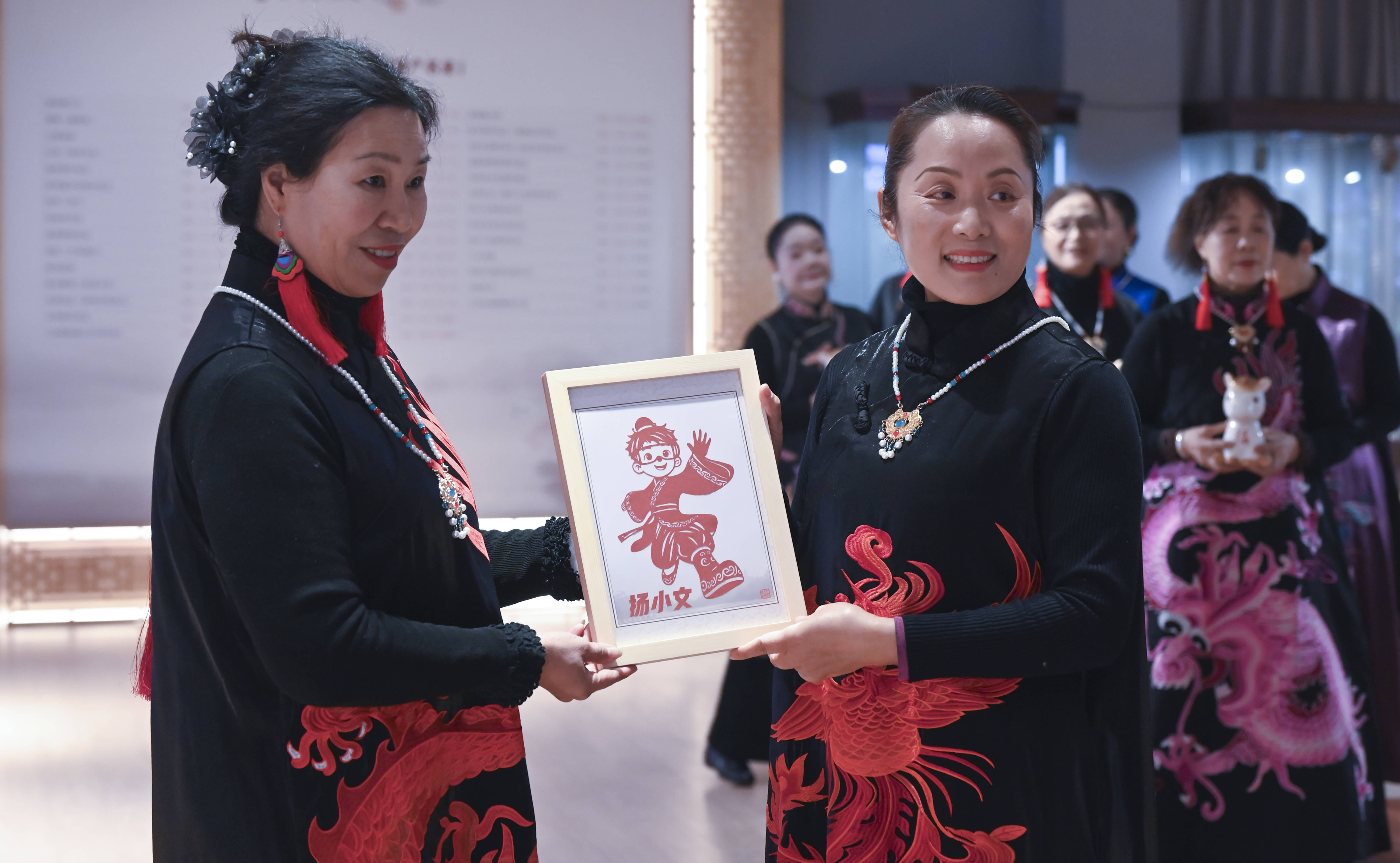 原創[文化揚州]歡天喜地迎馬年！當刺繡華服邂逅非遺與書畫