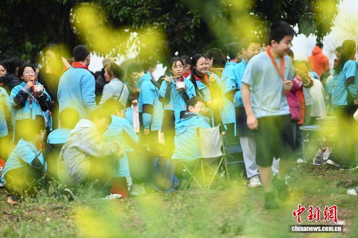燙火鍋吃燒烤 重慶小學生樂享校園野炊時光