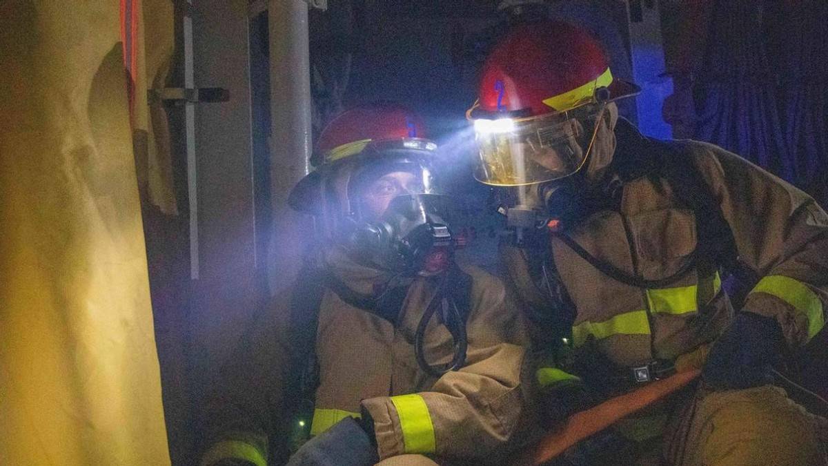 原創大火燒超30小時！“福特”號內部慘狀曝光，600人只能睡地板