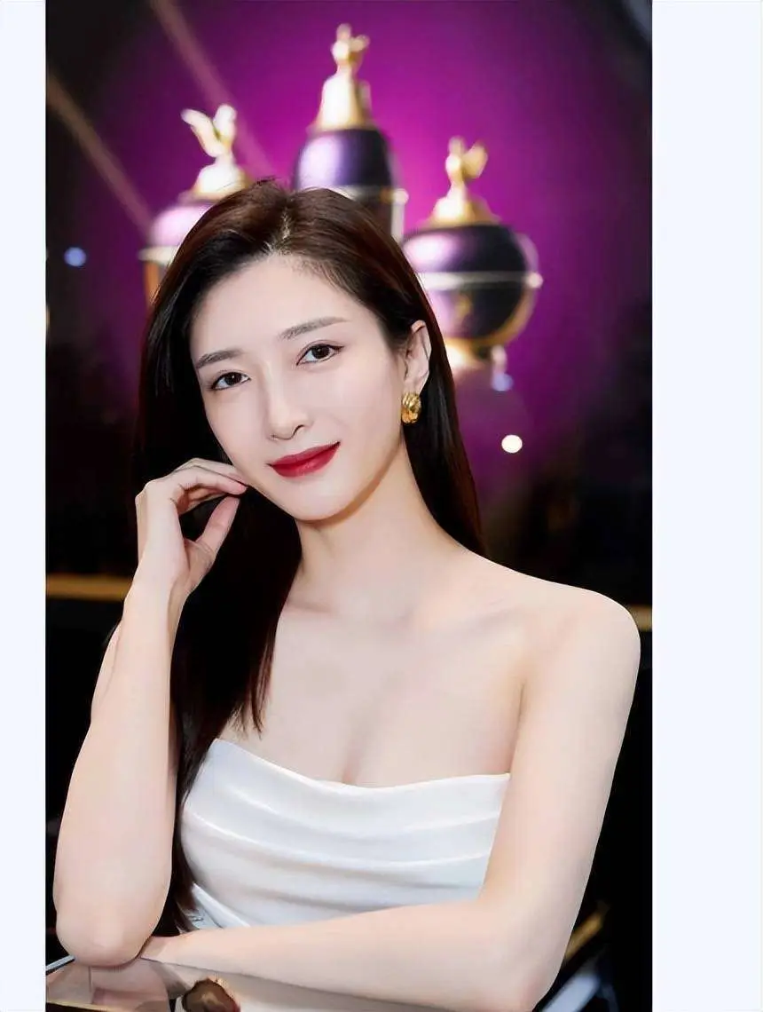 江疏影穿淡紫刺繡上衣搭珍珠耳飾，盡顯雍容典雅！