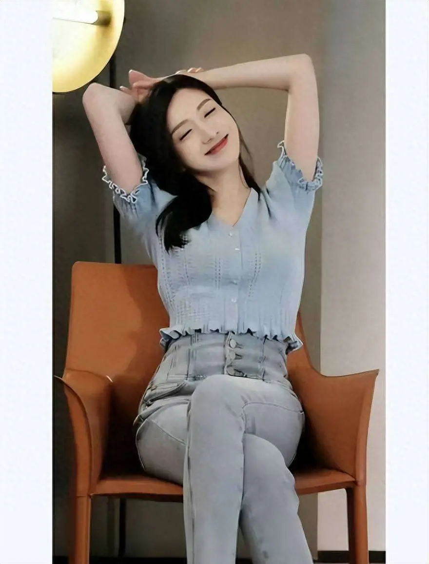 江疏影穿淡紫刺繡上衣搭珍珠耳飾，盡顯雍容典雅！