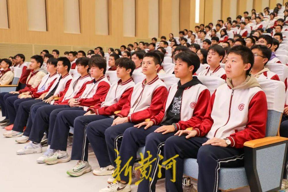 海軍五大院校齊聚石家莊精英中學開展宣講活動