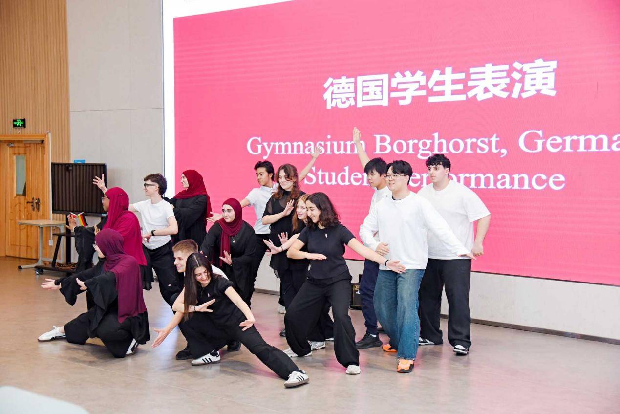 萬里之約！德國最古老中學打卡新川外國語