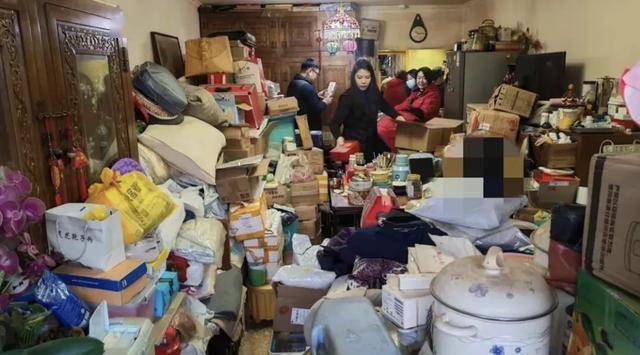 退休金基本用來網購！八旬老人迷上直播家中堆滿快遞，消防員為其清出10余車“寶物”……