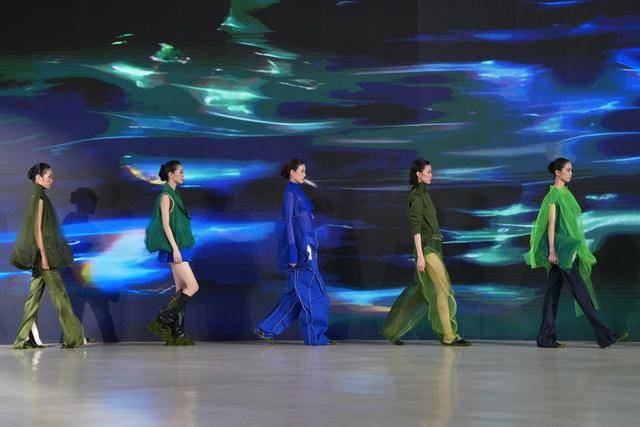 “時尚100”秀演走進央美美術館，“光禾作用”系列展示女性力量