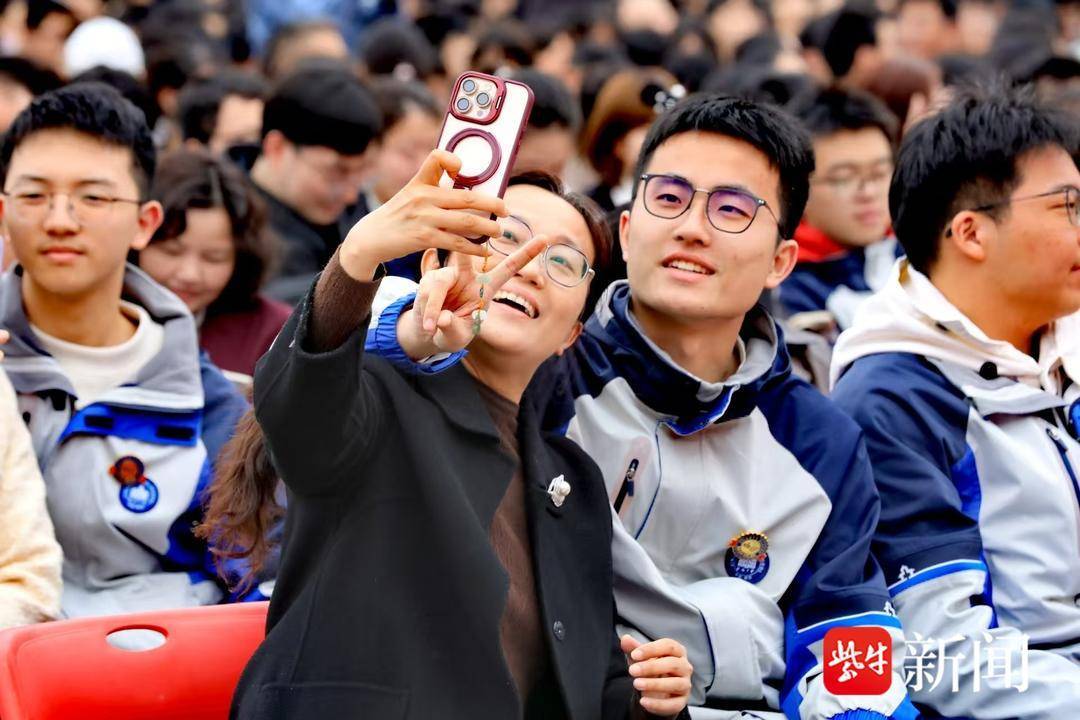 “青春的答案已經寫在夏天的風裡！”金陵中學高三成人儀式青春滿屏