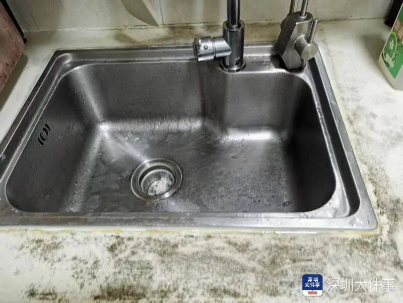 牆體發黴、有尿騷味……入住公租房半年，深圳母子很難受