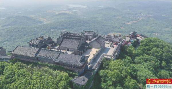 凡人修道:日讀經、易 夜學外語 練樂器書法 習太極打坐